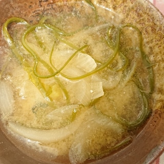 茎ワカメと玉ねぎの味噌汁